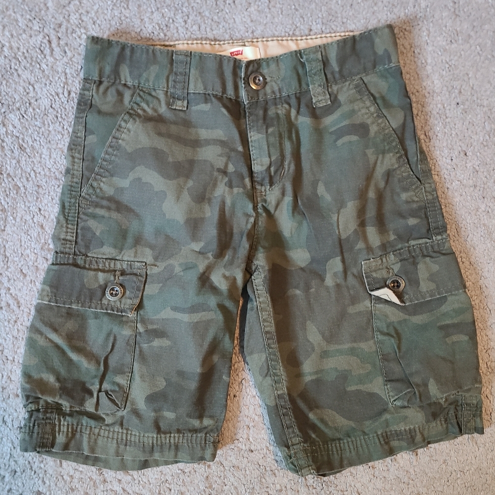 Boy's Levi's camo cargo shorts, good condition. Adjustable waist. Size 7 reg